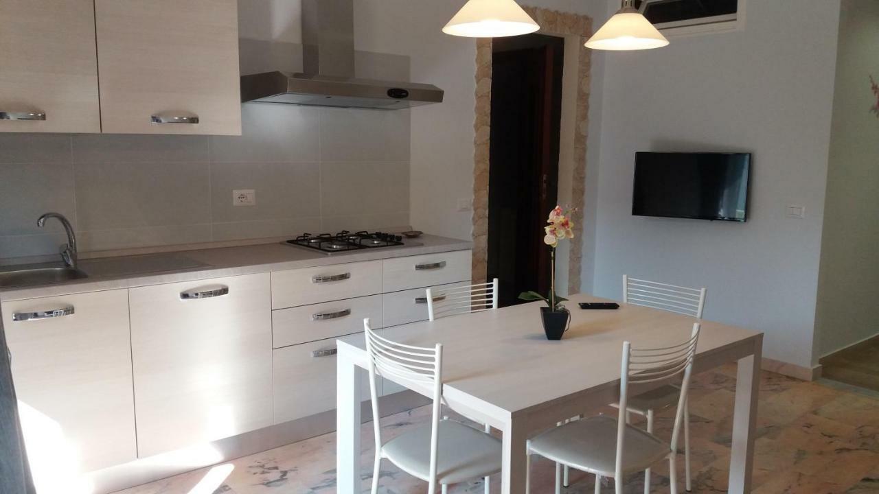 Relax Due Passi Dal Mare Apartman Spadafora Kültér fotó