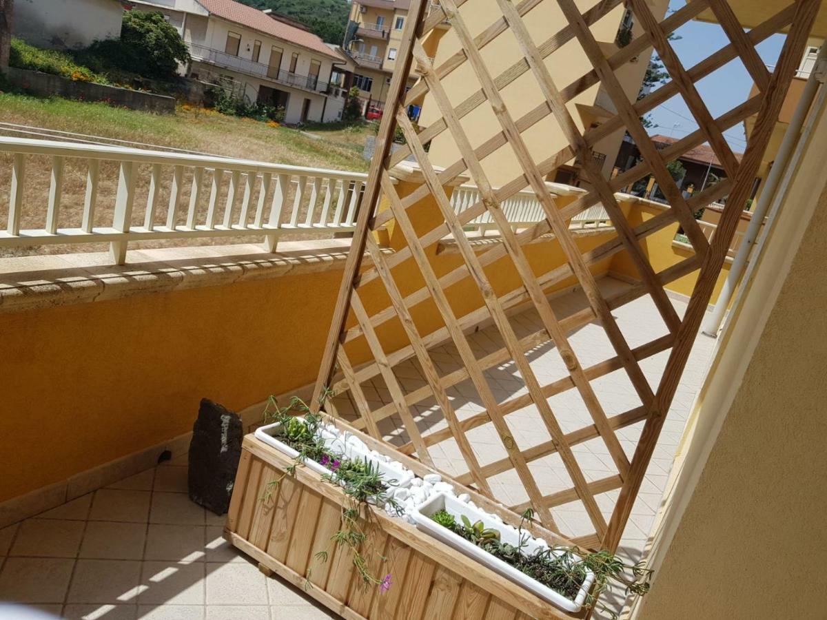 Relax Due Passi Dal Mare Apartman Spadafora Kültér fotó