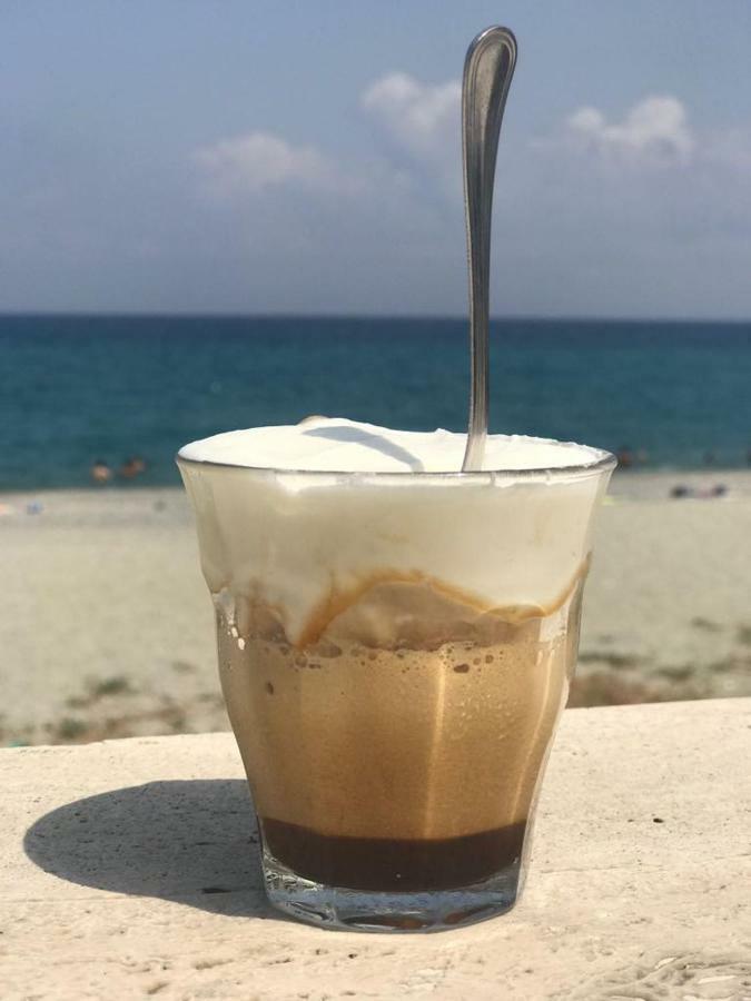 Relax Due Passi Dal Mare Apartman Spadafora Kültér fotó